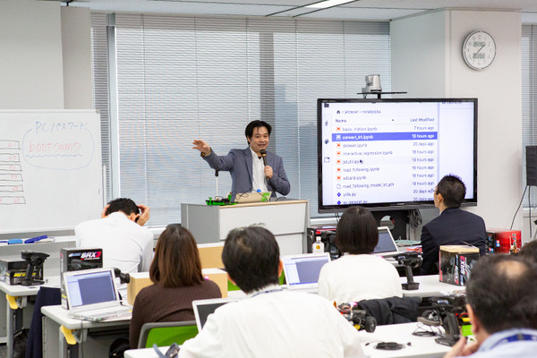 NTTコムエンジが社員のAI学習教材に Jetson Nano搭載「JetRacer」を採用　深層学習とAI推論を体験　マクニカらが提供