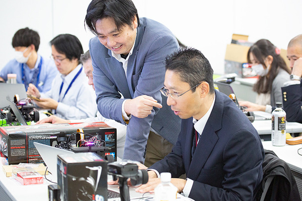 NTTコムエンジが社員のAI学習教材に Jetson Nano搭載「JetRacer」を採用　深層学習とAI推論を体験　マクニカらが提供