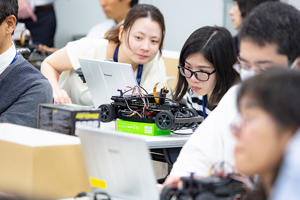 NTTコムエンジが社員のAI学習教材に Jetson Nano搭載「JetRacer」を採用　深層学習とAI推論を体験　マクニカらが提供