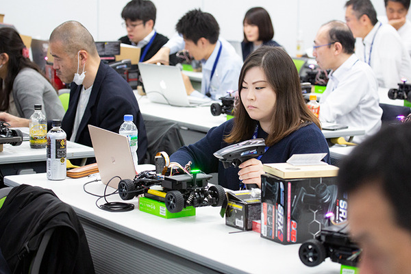 NTTコムエンジが社員のAI学習教材に Jetson Nano搭載「JetRacer」を採用　深層学習とAI推論を体験　マクニカらが提供