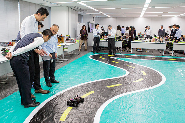 NTTコムエンジが社員のAI学習教材に Jetson Nano搭載「JetRacer」を採用　深層学習とAI推論を体験　マクニカらが提供