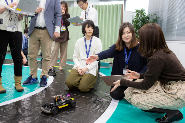 NTTコムエンジが社員のAI学習教材に Jetson Nano搭載「JetRacer」を採用　深層学習とAI推論を体験　マクニカらが提供