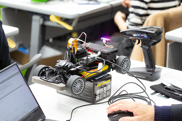 NTTコムエンジが社員のAI学習教材に Jetson Nano搭載「JetRacer」を採用　深層学習とAI推論を体験　マクニカらが提供