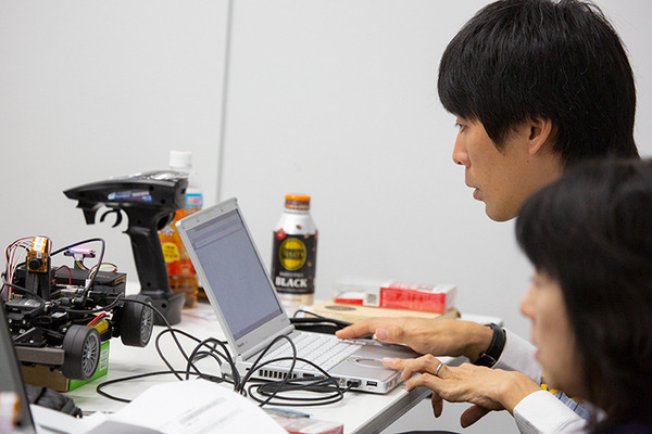 NTTコムエンジが社員のAI学習教材に Jetson Nano搭載「JetRacer」を採用　深層学習とAI推論を体験　マクニカらが提供