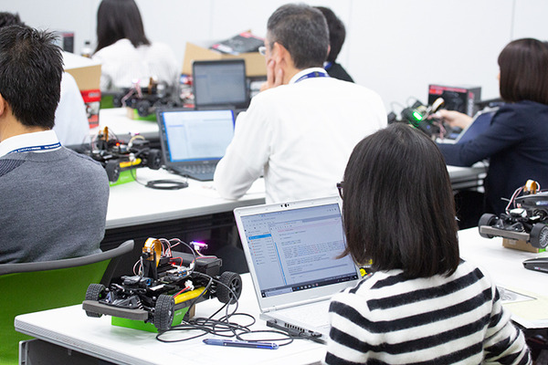 NTTコムエンジが社員のAI学習教材に Jetson Nano搭載「JetRacer」を採用　深層学習とAI推論を体験　マクニカらが提供