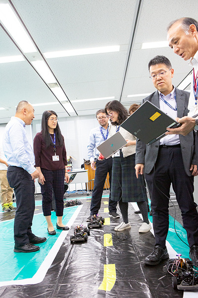 NTTコムエンジが社員のAI学習教材に Jetson Nano搭載「JetRacer」を採用　深層学習とAI推論を体験　マクニカらが提供