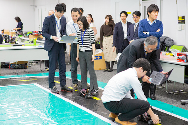 NTTコムエンジが社員のAI学習教材に Jetson Nano搭載「JetRacer」を採用　深層学習とAI推論を体験　マクニカらが提供