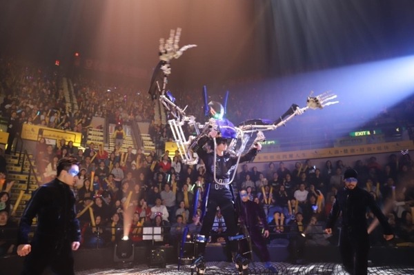 【未来の格闘技?】2.7ｍのロボットスーツによる新感覚スポーツ「RFIGHT」構想を発表　スケルトニクスが2025年までに10競技を開発