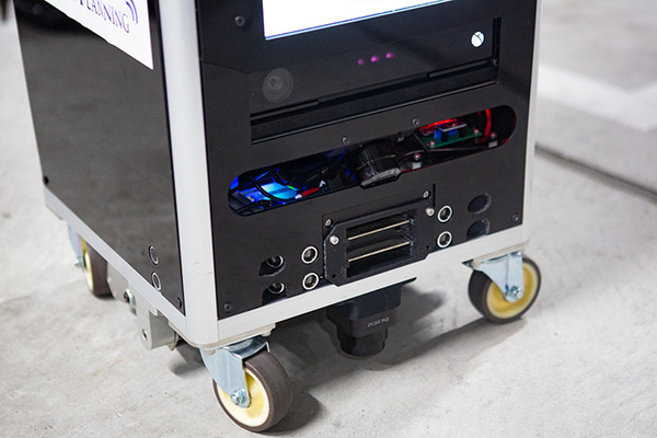 ロボットが自分でエレベータを呼んでフロアを行き来します！巡回・見守り、配達ロボットと通信の実証実験をWCPが公開