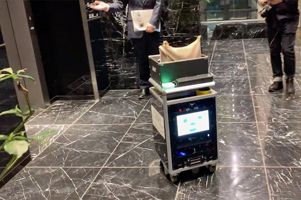 ロボットが自分でエレベータを呼んでフロアを行き来します！巡回・見守り、配達ロボットと通信の実証実験をWCPが公開