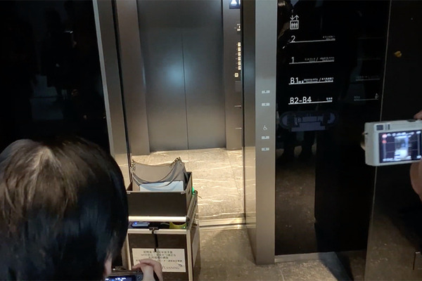 ロボットが自分でエレベータを呼んでフロアを行き来します！巡回・見守り、配達ロボットと通信の実証実験をWCPが公開