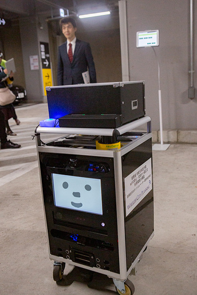 ロボットが自分でエレベータを呼んでフロアを行き来します！巡回・見守り、配達ロボットと通信の実証実験をWCPが公開
