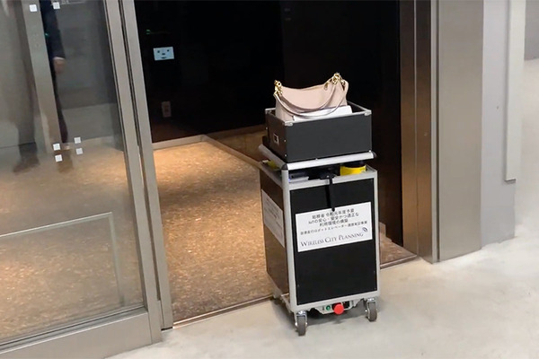 ロボットが自分でエレベータを呼んでフロアを行き来します！巡回・見守り、配達ロボットと通信の実証実験をWCPが公開