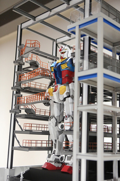 【速報】動く実物大ガンダムの仕様がわかった　立像で体重25トン、外装はカーボン、なんと24自由度、施設はドックとタワーで構成