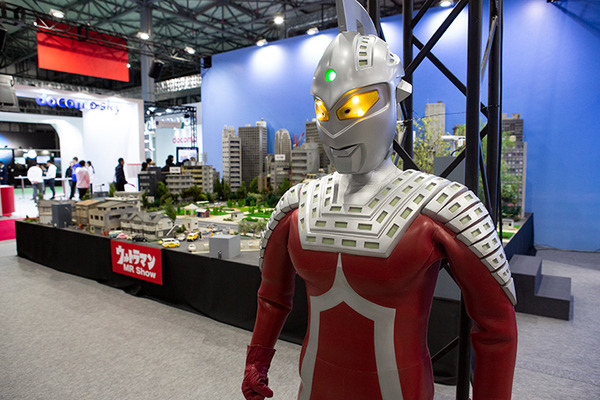 ウルトラマンの空中戦を見逃すな、バルタン星人の分身をMRで体感せよ！「DOCOMO Open House 2020」見どころ解説(2) MR体験デモ