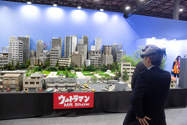 ウルトラマンの空中戦を見逃すな、バルタン星人の分身をMRで体感せよ！「DOCOMO Open House 2020」見どころ解説(2) MR体験デモ