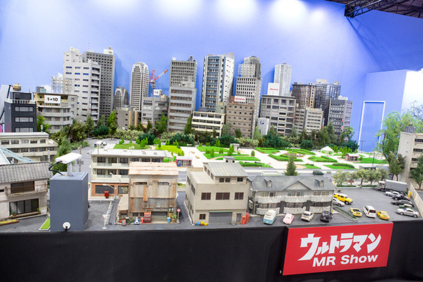 ウルトラマンの空中戦を見逃すな、バルタン星人の分身をMRで体感せよ！「DOCOMO Open House 2020」見どころ解説(2) MR体験デモ