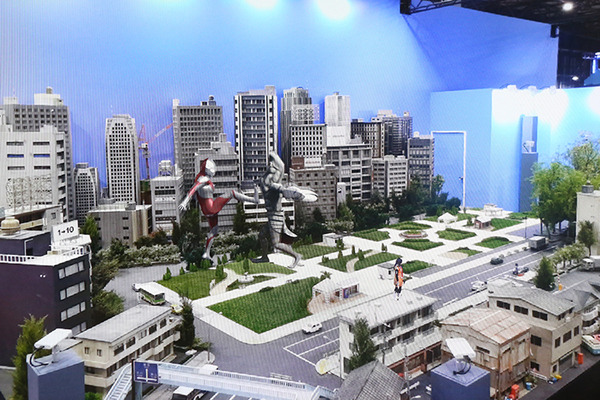 ウルトラマンの空中戦を見逃すな、バルタン星人の分身をMRで体感せよ！「DOCOMO Open House 2020」見どころ解説(2) MR体験デモ