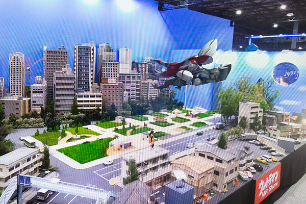 ウルトラマンの空中戦を見逃すな、バルタン星人の分身をMRで体感せよ！「DOCOMO Open House 2020」見どころ解説(2) MR体験デモ
