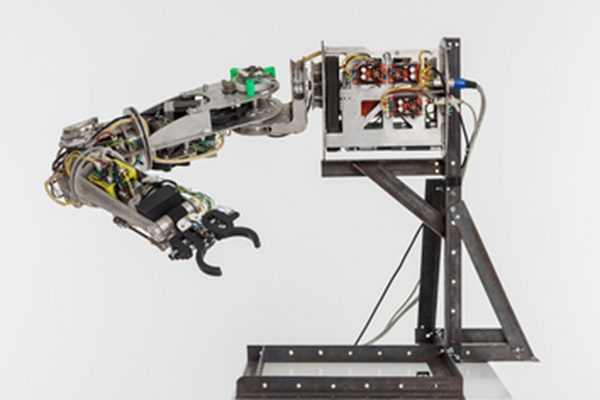 産業用ロボットも音声で操作　をAWS RoboMakerと「VRobot」を連携　産総研ベンチャーHｍcomm