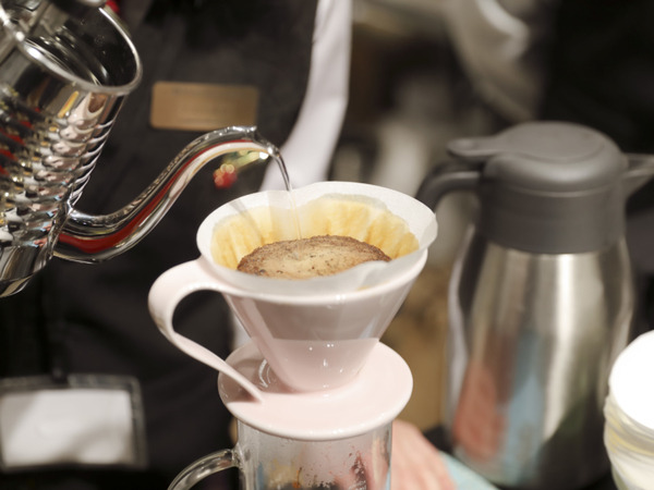 人とロボットが淹れたコーヒー、どっちが美味い? 岡田和也のドリップを忠実に再現したQBITのカフェロボット、飲み比べに登場