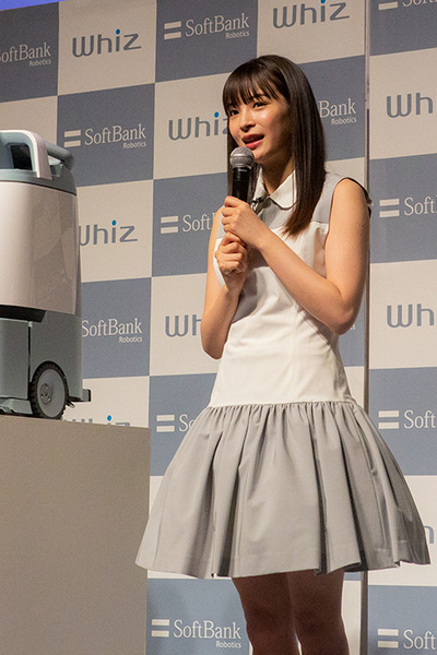広瀬すずが「広瀬ウィズ」に改名!? ロボット掃除機 Whiz、Pepper、SpotとCMで共演