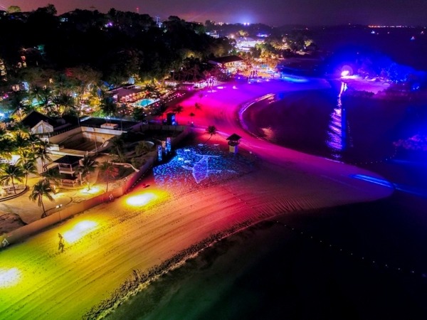 光と霧でビーチを幻想的な空間に　1→10がナイトアトラクション「Magical Shores」を制作　AIが来場者の行動を解析