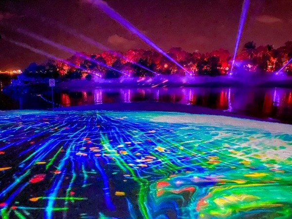 光と霧でビーチを幻想的な空間に　1→10がナイトアトラクション「Magical Shores」を制作　AIが来場者の行動を解析