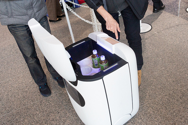 スマートモビリティが横須賀に大集合　アスラテックがAGV「RICE」と遠隔操作できる運搬台車「運ん太郎」を実演デモ ほか