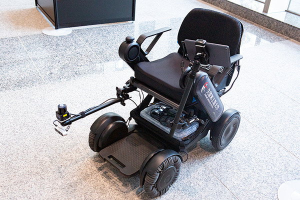 スマートモビリティが横須賀に大集合　アスラテックがAGV「RICE」と遠隔操作できる運搬台車「運ん太郎」を実演デモ ほか