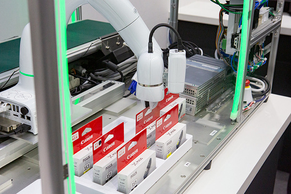 キヤノンが工場向けのAI協働ロボット連携システムや映像ソリューション「XProtect」を多数展示　「スマート工場 EXPO」で