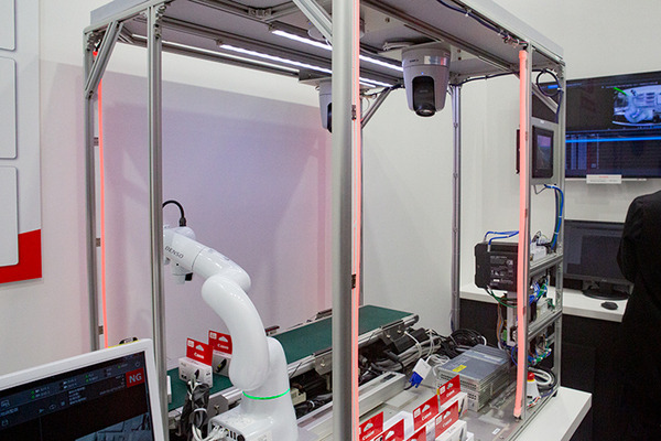 キヤノンが工場向けのAI協働ロボット連携システムや映像ソリューション「XProtect」を多数展示　「スマート工場 EXPO」で