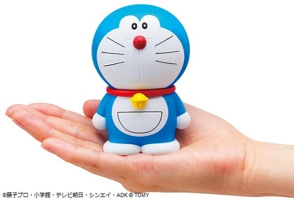 おしゃべりする手のひらサイズのドラえもん「こっちむいてDORAEMON」新発売　タカラトミーから
