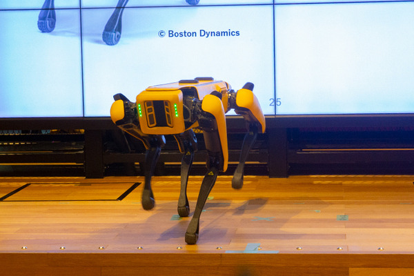 【速報】ボストンダイナミクスのロボット犬「SPOT」のデモを東京都が日本初披露　「スマート東京シンポジウム」にて