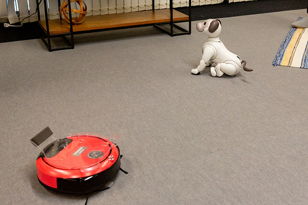 aiboがロボット掃除機やブラビア、セコムとAPI連携するとどんなことができる? ソニーが少し未来っぽい生活をデモ公開