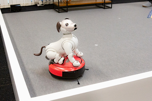 aiboがロボット掃除機やブラビア、セコムとAPI連携するとどんなことができる? ソニーが少し未来っぽい生活をデモ公開