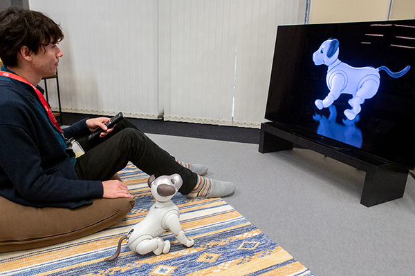 aiboがロボット掃除機やブラビア、セコムとAPI連携するとどんなことができる? ソニーが少し未来っぽい生活をデモ公開