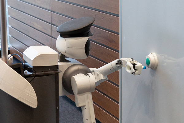 警備ロボットの新型「ugo」(ユーゴー)を大成とMiraが初公開　遠隔操作と自律移動のハイブリッド　実証実験で見えた課題と改良点