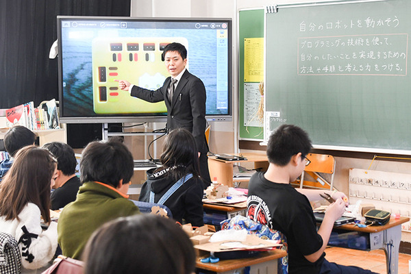 4月から小学校で必修化「プログラミング教育」ってどんな授業？葛飾区でドコモのダンボールロボットキット「embot」を使った先行授業を公開