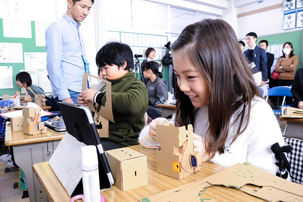 4月から小学校で必修化「プログラミング教育」ってどんな授業？葛飾区でドコモのダンボールロボットキット「embot」を使った先行授業を公開