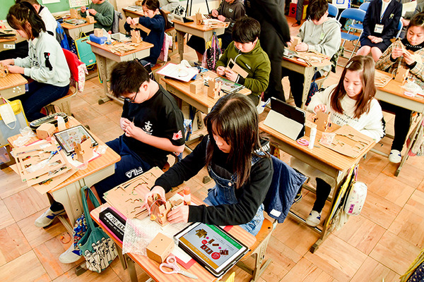 4月から小学校で必修化「プログラミング教育」ってどんな授業？葛飾区でドコモのダンボールロボットキット「embot」を使った先行授業を公開