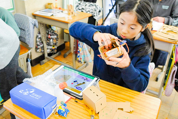 4月から小学校で必修化「プログラミング教育」ってどんな授業？葛飾区でドコモのダンボールロボットキット「embot」を使った先行授業を公開