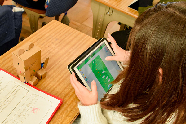 4月から小学校で必修化「プログラミング教育」ってどんな授業？葛飾区でドコモのダンボールロボットキット「embot」を使った先行授業を公開
