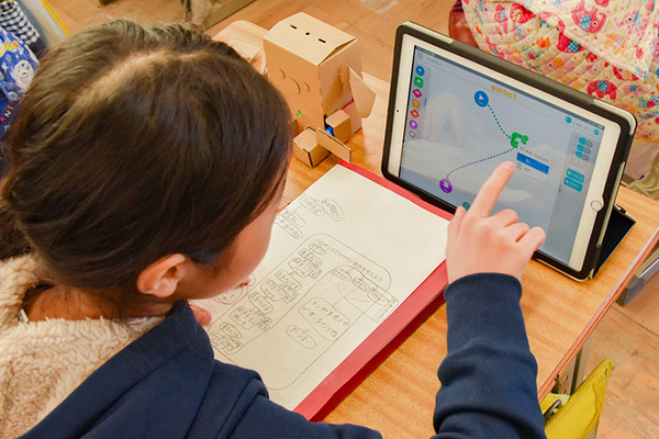 4月から小学校で必修化「プログラミング教育」ってどんな授業？葛飾区でドコモのダンボールロボットキット「embot」を使った先行授業を公開