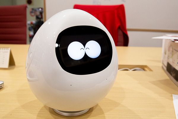 在宅の子ども向けに会話ロボット「タピア」を無償貸し出し　MJIが発表、職場や外出先から見まもり・ビデオ通話機能を装備