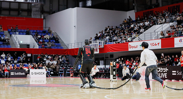 【動画】トヨタのAIバスケットボールロボット「CUE4」が素早く移動してスリーポイントシュートをうつ！Bリーグオールスターゲームで