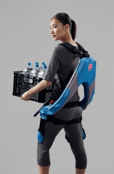 イノフィスのマッスルスーツの累計出荷台数が1万台を突破　重量物を抱える動作を人工筋肉で補助する装着型アシストスーツ