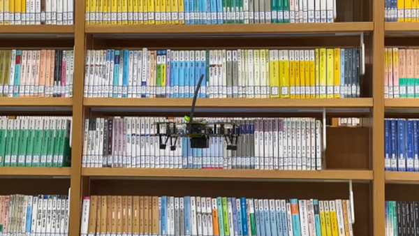世界最小クラスのドローンを図書館で活用　船橋市・西図書館が「IBIS」(アイビス)と「AI蔵書点検システム」を試験導入
