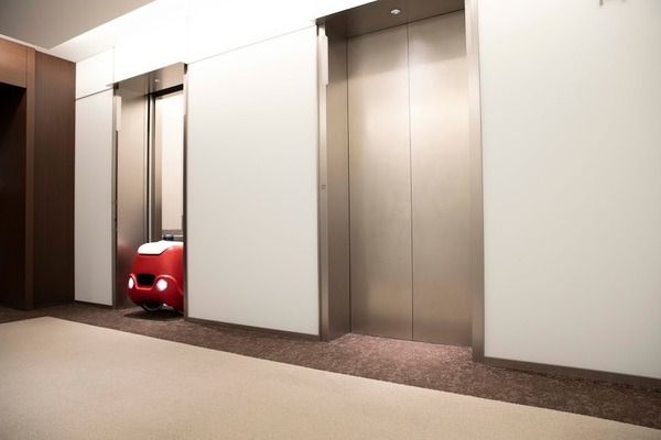 日本郵便が社内便の配送に自律配送ロボット「YAPE」を検証　エレベーター連動してフロア移動