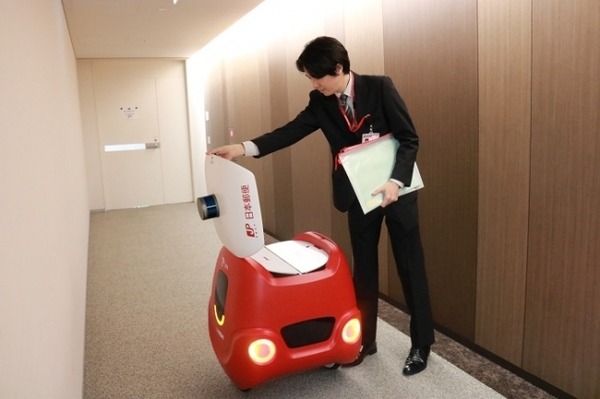 日本郵便が社内便の配送に自律配送ロボット「YAPE」を検証　エレベーター連動してフロア移動